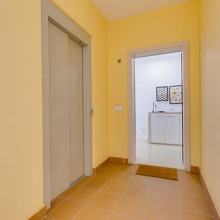 Charming 3 Bedroom Close To Historic Center-lagos Lagos
